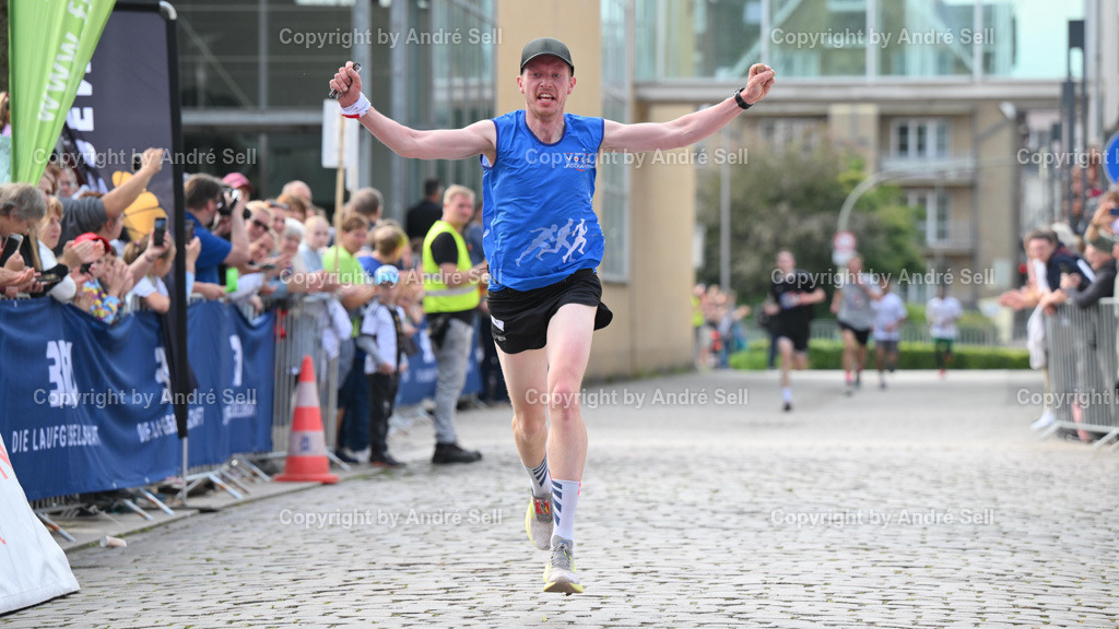 5 km Holsten-Galerie-Lauf | Z9D_4586, 14.06.24, Holstenköstenlauf 2024, 5 km Holsten-Galerie-Lauf, Platz 1 männlich STOCK Marcel - Team VOSS Küstenläufer - 5 km-Lauf - Realisiert mit Pictrs.com