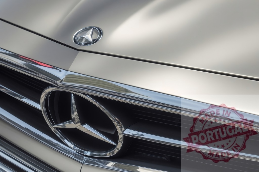 Mercedes-Benz emblem and grille of luxury car | Mercedes-Benz automobile grille and hood emblem depicting automotive design and luxury - Realisiert mit Pictrs.com
