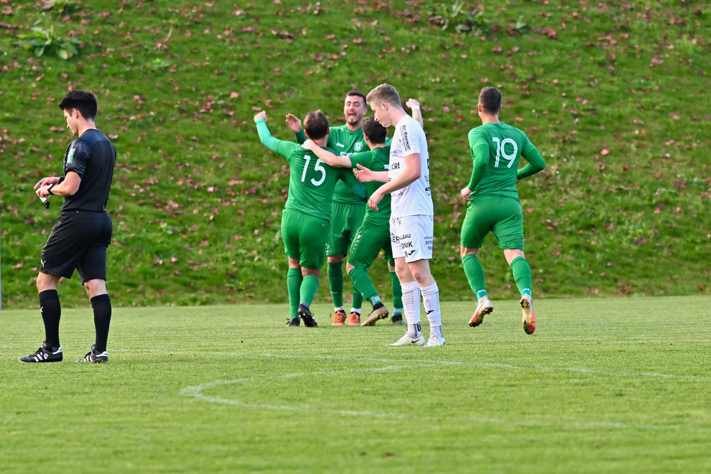 SC Landskron vs. FC Lendorf 12.11.2022 | Jubel SC Landskron Mannschaft, Bodner Mathias Referee, 