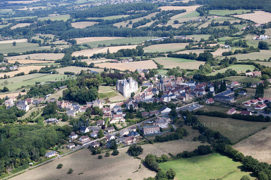 Vue aérienne: Vue de la ville à Montmirail dans le département Sarthe, France. Photo: IMG_19999.jpg prise le 30/07/2009 par Werner Riehm/FLY-FOTO.euRésolution de l'original: 4752 x 3168 px