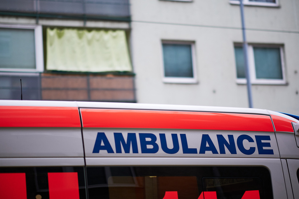 Ambulance vor einer Wohnanlage | Wien, Austria - November 11, 2020: Ambulance vor einer Wohnanlage. - Realisiert mit Pictrs.com