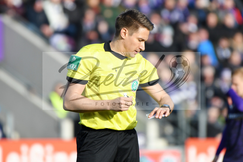 20200208_OSNFCN_0105 | Fußball, Herren: Schiedsrichter Tobias Reichel schaut waehrend des Spiels der 2. Bundesliga zwischen VfL Osnabrueck und 1. FC Nuernberg im Stadion an der Bremer Bruecke am 08.02.2020 in Osnabrueck, Deutschland.DFB / DFL REGULATIONS PROHIBIT ANY USE OF PHOTOGRAPHS AS IMAGE SEQUENCES AND/OR QUASI-VIDEO. - Realisiert mit Pictrs.com