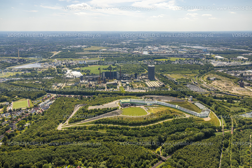 Bottrop250802518 | Luftbild, alpincenter Bottrop Skihalle, Halde Prosperstraße, Gewerbegebiet Osterfelder Straße mit ArcelorMittal Bottrop und Gasometer, Welheim, Bottrop, Ruhrgebiet, Nordrhein-Westfalen, Deutschland