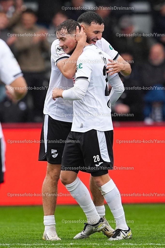 xYDRx25102501068 | 25.10.2025, xydrx, Fußball, 3.Liga, SC Verl - SSV Ulm 1846, Saison 2025 2026, Sportclub Arena: Torjubel nach dem Tor zum 5:0 für den SC Verl durch Torschütze Yari Otto (SC Verl #28) zusammen mit Oualid Mhamdi (SC Verl #20)   DFB regulations prohibit any use of photographs as image sequences and or quasi-video.