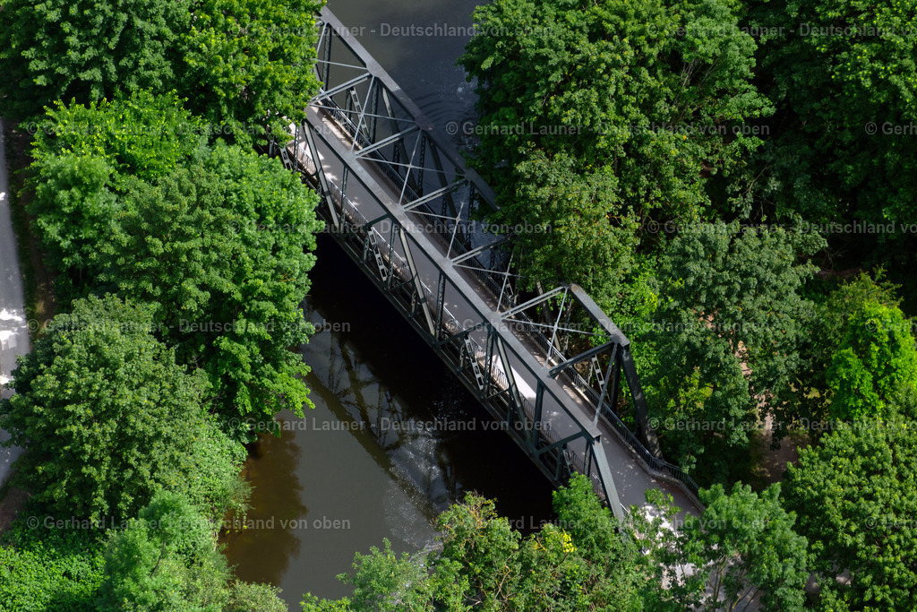 4030829 | HANNOVER 02.06.2020 Fußgänger- Fluss- Brückenbauwerk zur Überquerung der Leine an der Straße Am Leinewehr im Ortsteil Wülfel in Hannover im Bundesland Niedersachsen, Deutschland. // River - bridge construction about the Leine on street Am Leinewehr in the district Wuelfel in Hannover in the state Lower Saxony, Germany. Foto: Gerhard Launer