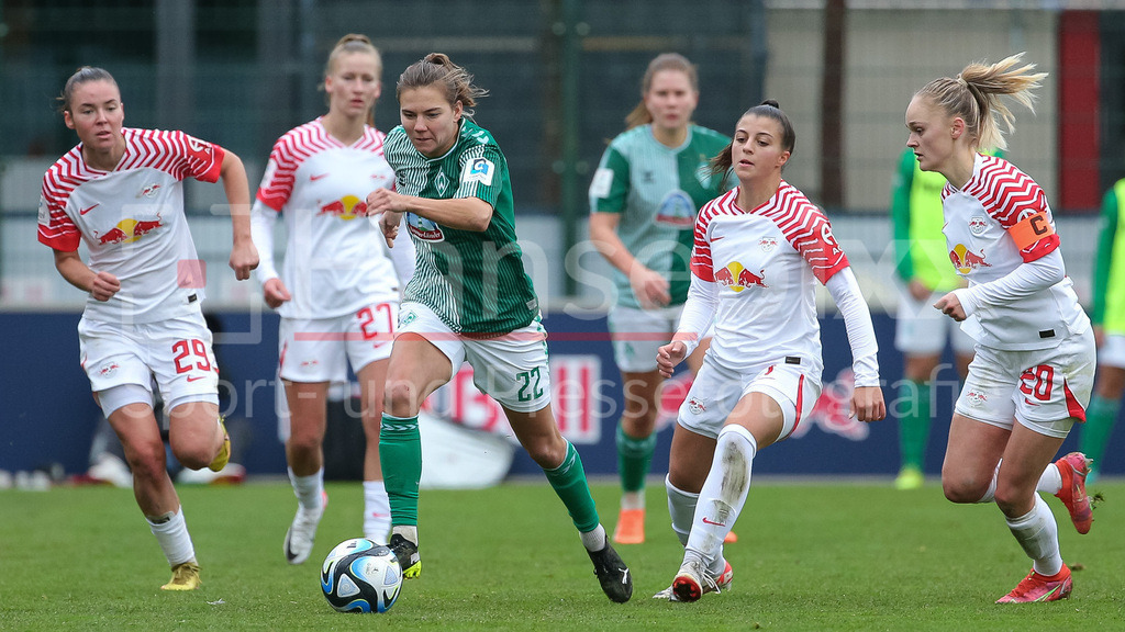 Fussball, Google Pixel Frauen-Bundesliga, RB Leipzig - SV Werder Bremen | v.li.: Rieke Dieckmann (SV Werder Bremen, 22) und Korina Janez (RB Leipzig, 7) im Zweikampf, Duell, Dynamik, Aktion, Action, Spielszene, DIE DFB-RICHTLINIEN UNTERSAGEN JEGLICHE NUTZUNG VON FOTOS ALS SEQUENZBILDER UND/ODER VIDEOÄHNLICHE FOTOSTRECKEN. DFB REGULATIONS PROHIBIT ANY USE OF PHOTOGRAPHS AS IMAGE SEQUENCES AND/OR QUASI-VIDEO.