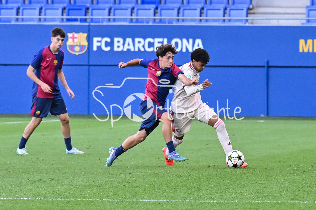 FC Barcelona U19 - FC Bayern München U19 | im Duell Jan VIRGILI (FC Barcelona U19 #7) und Adam AZNOU (FCB #3) / Zweikampf / UEFA Youth League: FC Barcelona U19 - FC Bayern München U19, Estadi Johan Cruyff am am 23.10.2024
