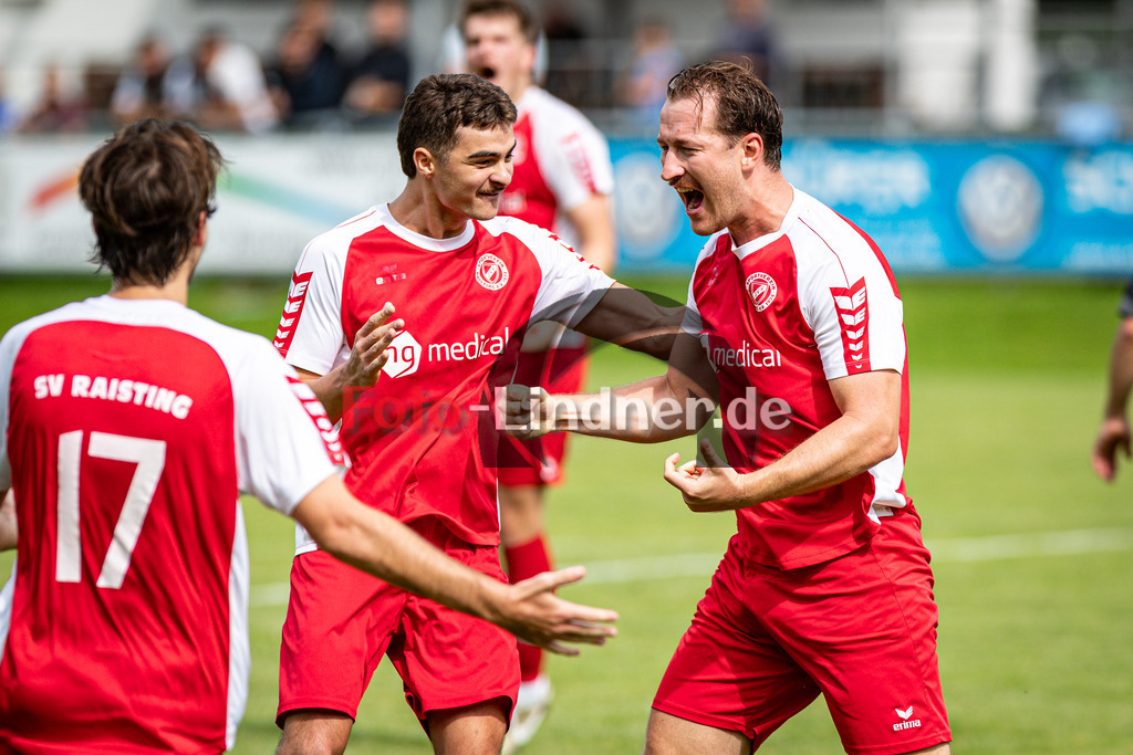 SV Raisting gegen MTV München | Fußball Herren Bezirksliga Oberbayern Süd 2025/26 9. Spieltag, SV Raisting gegen MTV München, 20250913,Torjubel Hermann SIGL (SV Raisting 4), 2025-09-13 in Raisting (Raiffeisen Arena Raisting), Hermann SIGL (SV Raisting 4), Florian FLATH (SV Raisting 3), Copyright: WolfgangxLindner www.foto-lindner.de