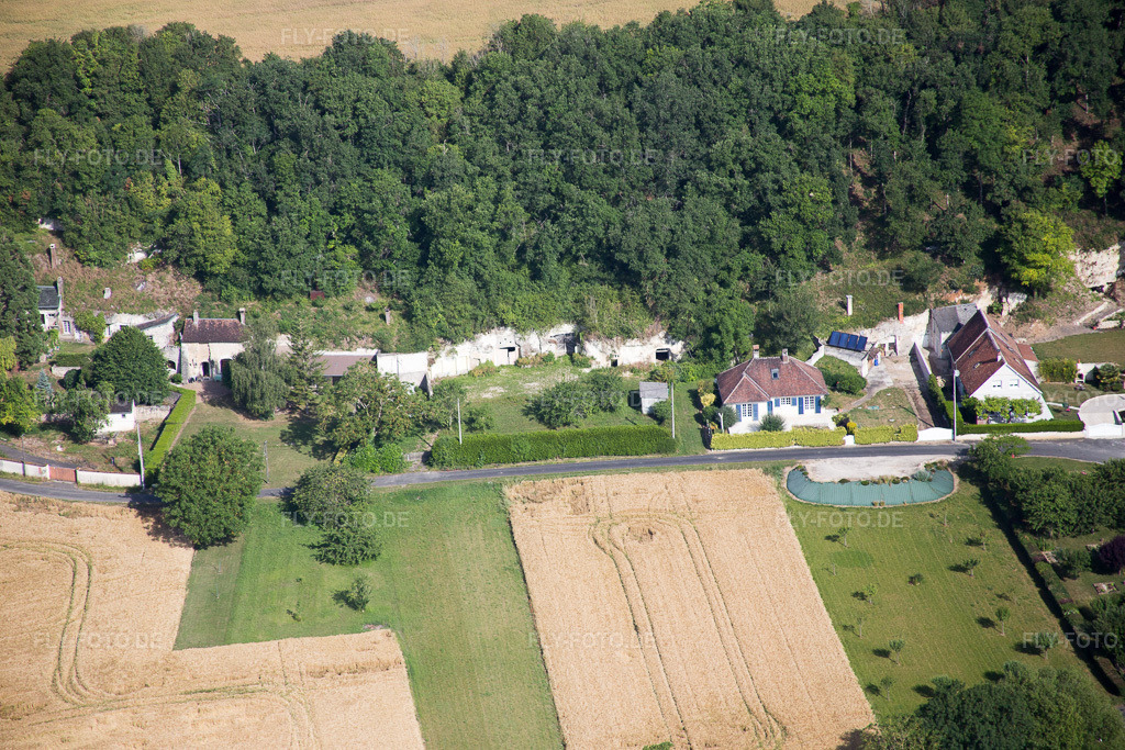 Luftbild: Tuffsteinhöhlenwohnungen am Loir in Thore-la-Rochette in Thoré-la-Rochette im Bundesland Loir-et-Cher in Frankreich. Foto: IMG_081106.jpg vom 19.06.2015 durch Werner Riehm/FLY-FOTO.de