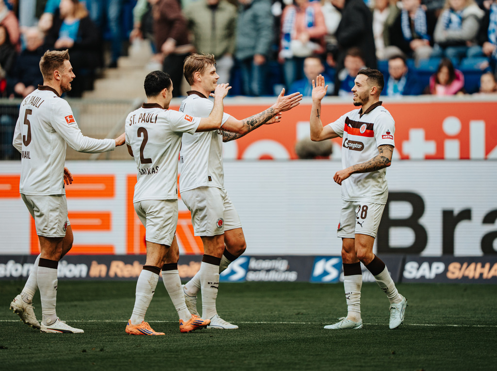 FCP05492 | Der offizielle Shop für FC St. Pauli Fotos. Wähle aus Spielszenen & Fanmomenten dein FCSP Wunschformat. Wir liefern Millerntor-Atmosphäre.