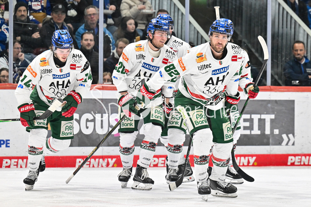 Schwenninger Wild Wings - Augsburger Panther | SCHWENNINGEN, GERMANY - 08. MARCH: Jubel der Panther nach dem Treffer zum 1-1 durch Alexandre GRENIER (Augsburger Panther 82) / Tor / Torschuetze / Freude / Happy während dem Match zwischen den Schwenninger Wild Wings und den Augsburger Panthern am 50. Spieltag der Penny DEL in der Helios Arena