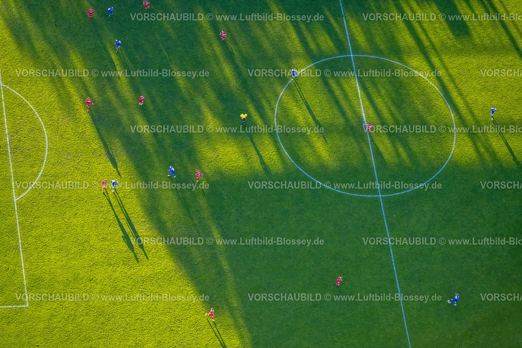 Hamm231101859 | Luftbild, 24nexx Arena bzw. Betten Kutz Stadion der Hammer Spielvereinigung im Sportzentrum Ost, Fußballspiel auf einem Fußballplatz, Schattenwurf, Mitte, Hamm, Ruhrgebiet, Nordrhein-Westfalen, Deutschland