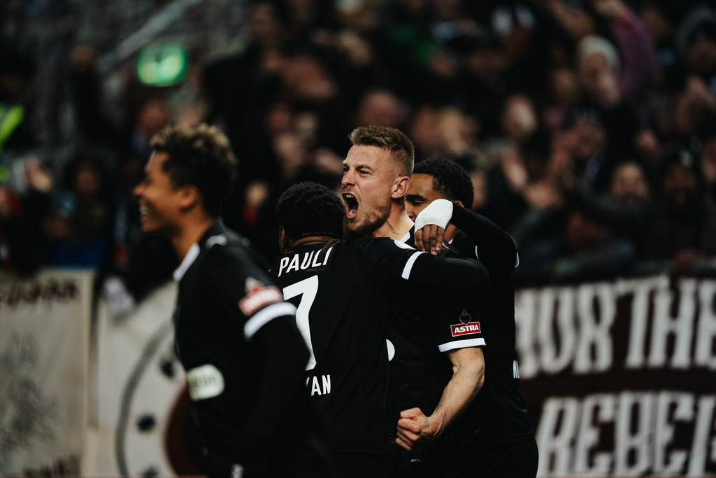 FCS07811 | Der offizielle Shop für FC St. Pauli Fotos. Wähle aus Spielszenen & Fanmomenten dein FCSP Wunschformat. Wir liefern Millerntor-Atmosphäre.