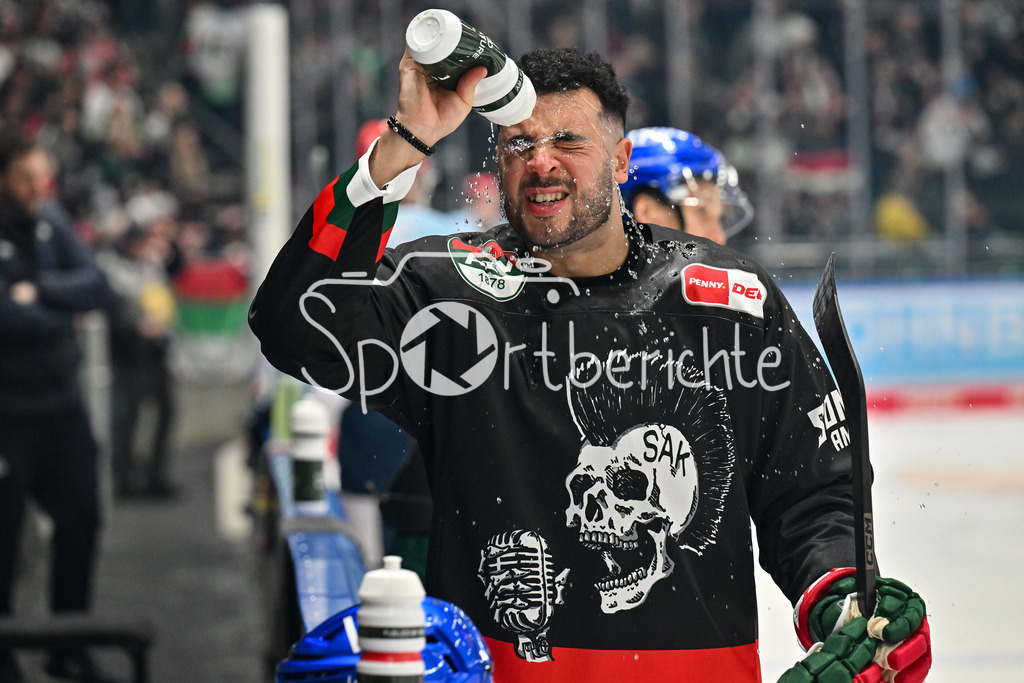 Augsburger Panther - Schwenninger Wild Wings | im Bild Nicholas BAPTISTE (Augsburger Panther 73) beim warmup / Wasser / Durst / Freisteller / Einzelfoto / DEL: Augsburger Panther - Schwenninger Wild Wings, Curt Frenzel Stadion am 02.02.2025