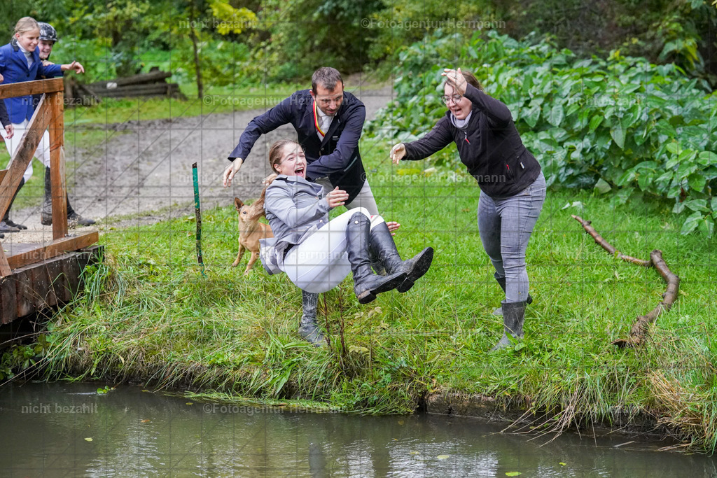 20221002-FAH09704 | Obberbayerische Meisterschaften Vielseitigkeit 2022, Schwäbische Meisterschaften Vielseitigkeit 2022, Mertingen, Schwaben, Bayern, Geländeturnier, Buschreiter, Turnierfotografen Bayern, Fotoagentur Herrmann,  Bayerische Meisterschaften VS Jun. / JR / Pony:, Turnierbilder, Pferdebilder, Turnierfotos, Pferdesortfotografie, Reitsportfotograf, Pferdeshooting