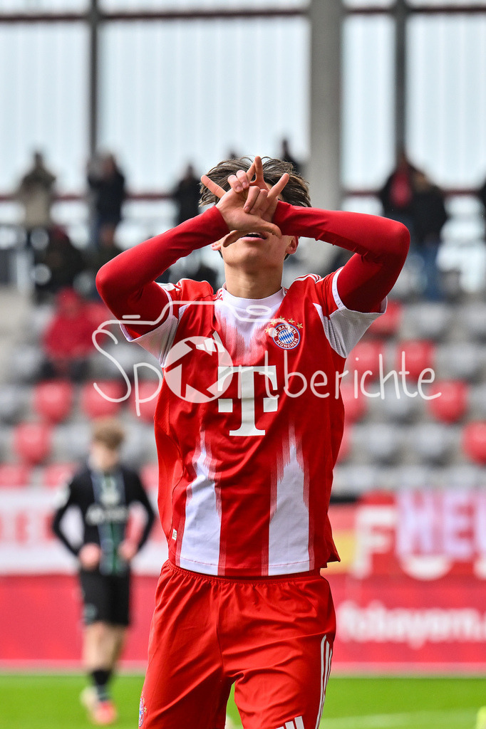 FC Bayern München - Hannover 96 | MUNICH, GERMANY - 15. FEBRUARY: die Bayern jubeln nach dem Treffer zum 4-1 durch Roy SNIP (FC Bayern München U19 15) / Tor / Torschuetze / Freude / Happy während dem Spiel zwischen der U19 des FC Bayern München und der U19 von Hannover 96 am 2. Spieltag der Hauptrunde der U19-DFB-Nachwuchsliga am FC Bayern Campus