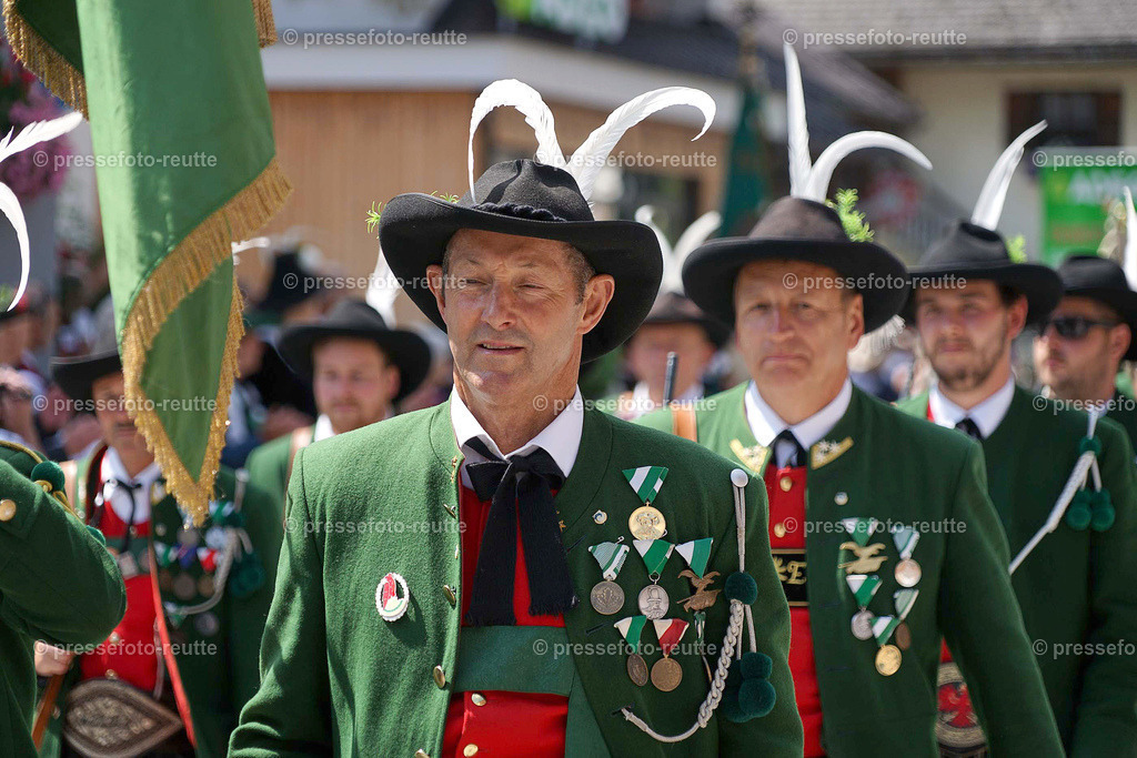 e07-news-2023-Juli23-Regimentsschuetzenfest3-Steeg-UMZUG_DORF-DSC07301 | Info aus dem Bezirk Reutte/Ausserfern Tirol sowie eine umfangreiche Bilddatenbank über die gesamte Region: Lechtal, Talkessel Reutte, Tannheimertal, Zwischentoren. Lech, Plansee, Zugspitze, Grenztunnel, B179, Fernpassstraße, Verkehr, Lawinen, Tradition, - Realisiert mit Pictrs.com