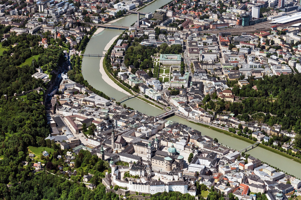 dr__0097242.jpg | SALZBURG 19.05.2022 Stadtzentrum im Innenstadtbereich, Dom zu Salzburg am Residenzplatz, Universität Salzburg und im Vordergrund das Krankenhaus der Barmherzigen Brüder, am Ufer des Flußverlaufes der Salzach in Salzburg in Österreich. // City center in the downtown area on the banks of river course of Salzach in Salzburg in Austria. Foto: Daniel Reiter