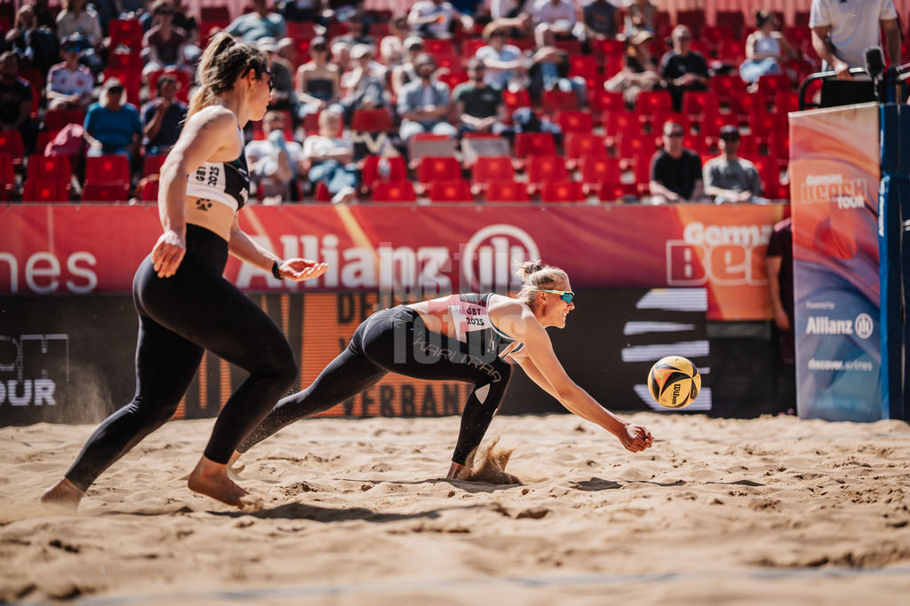 Beachvolleyball | Frauen | Allianz German Beach Tour 2025 | Tourstop Düsseldorf | 09.05.2025 | Sarah Schneider springt zum Ball