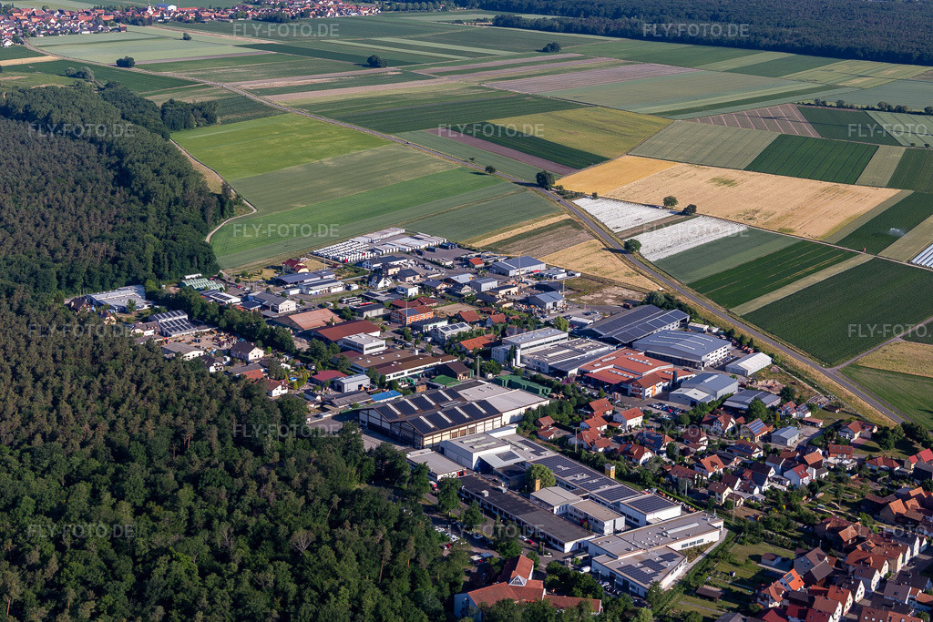 Luftbild: Industriegebiet Im Gereut in Hatzenbühl im Bundesland Rheinland-Pfalz in Deutschland.Foto: IMG_132363.jpg vom 03.06.2022 durch Werner Riehm/FLY-FOTO.deAuflösung des Originals: 5472 x 3648 pxHatzenbühl – Das Tabakdorf in der Südpfalz