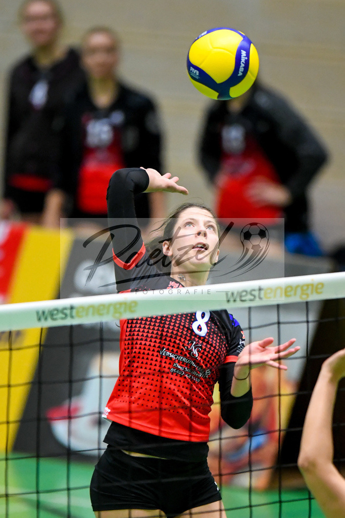VCOBWA20211106_004 | Volleyball, Frauen: Christina Schwarz (VC Osnabrueck) in Aktion, am Ball, Einzelaktion bei dem Spiel der 3. Liga West zwischen VC Osnabrueck und SV BW Aasee in der Schlosswallhalle am 06.11.2021 in Osnabrueck, Deutschland. - Realisiert mit Pictrs.com