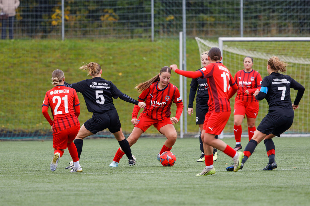 FCHHOH_251005_6849 | 1.FC Heidenheim 1846 II vs. SGM Hohenmemmingen/Sontheim, Fußball, Frauen, Bezirksliga, 2025/2026, 4. Spieltag, 05.10.2025 in Heidenheim, Kunstrasen b. Voith-Arena West(Foto: Michael Bulling) - Realisiert mit Pictrs.com