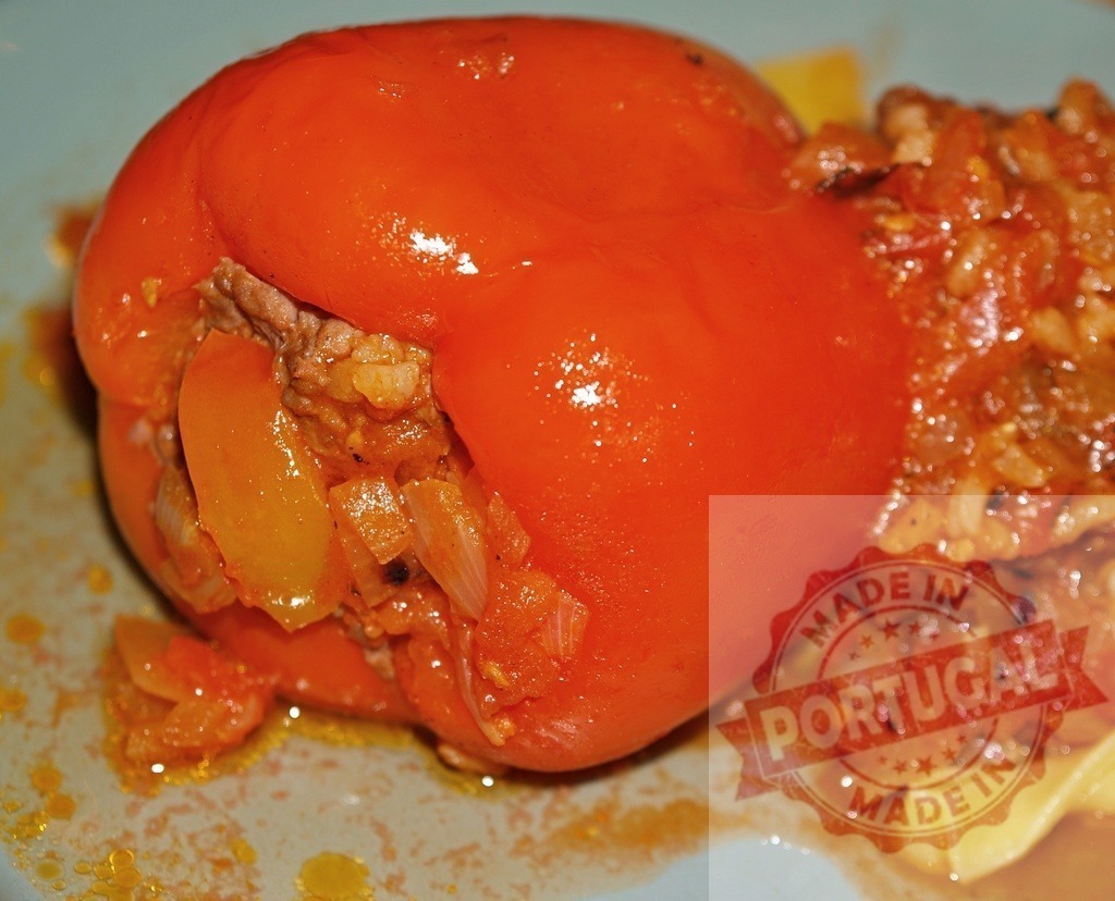 Stuffed red bell pepper with meat and rice filling | Cooked red pepper stuffed with a savory mixture of ground meat, rice, and vegetables - Realized with Pictrs.com