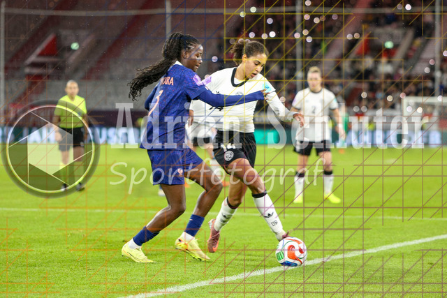 Deutschland vs Frankreich - Halbfinale - UEFA Women's Nations League | Düsseldorf, Deutschland, 24.10.25:   Thiniba Samoura ( Frankreich ) und Cora Zicai ( Deutschland ) im Kampf um den Ball waehrend des Halbfinals der UEFA Women's Nations League zwischen Deutschland vs Frankreich in der Merkur-Spiel-Arena(Foto von Brauer-Fotoagentur / Adrian Schlueter)