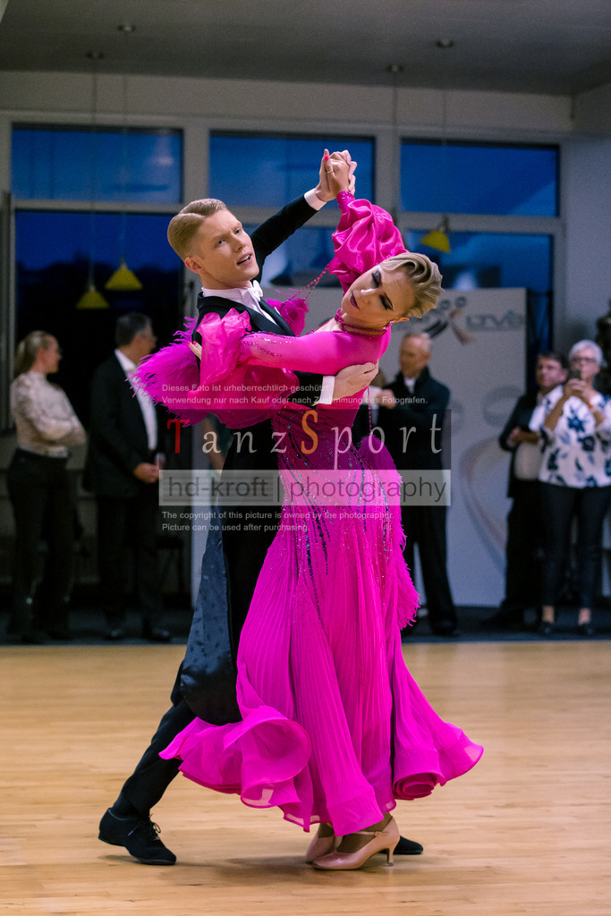20250906_LM_By_HGR-S-Std_7183 | Tanzsportbilder, Standardtanz, Lateintanz, WDSF, DTV, LTVB, dancecomp, goc, hessen tanzt, blaues band der spree, walzer, tango, wiener walzer, slowfox, quickstepp, samba, rumba, cha-cha-cha, paso doble. jive, hd-kroft photography, turniertanzsport
