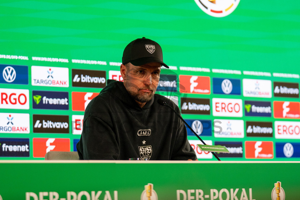 VfB Stuttgart vs. SC Freiburg, Fussball, DFB-Pokal, Halbfinale, 23.04.2026 | Sebastian Hoeness (Trainer VfB Stuttgart) bei der Pressekonferenz nach dem Einzug ins Pokalfinale,VfB Stuttgart vs. SC Freiburg, Fussball, DFB-Pokal, Halbfinale, 23.04.2026DFB regulations prohibit any use of photographs as image sequences and/or quasi-video