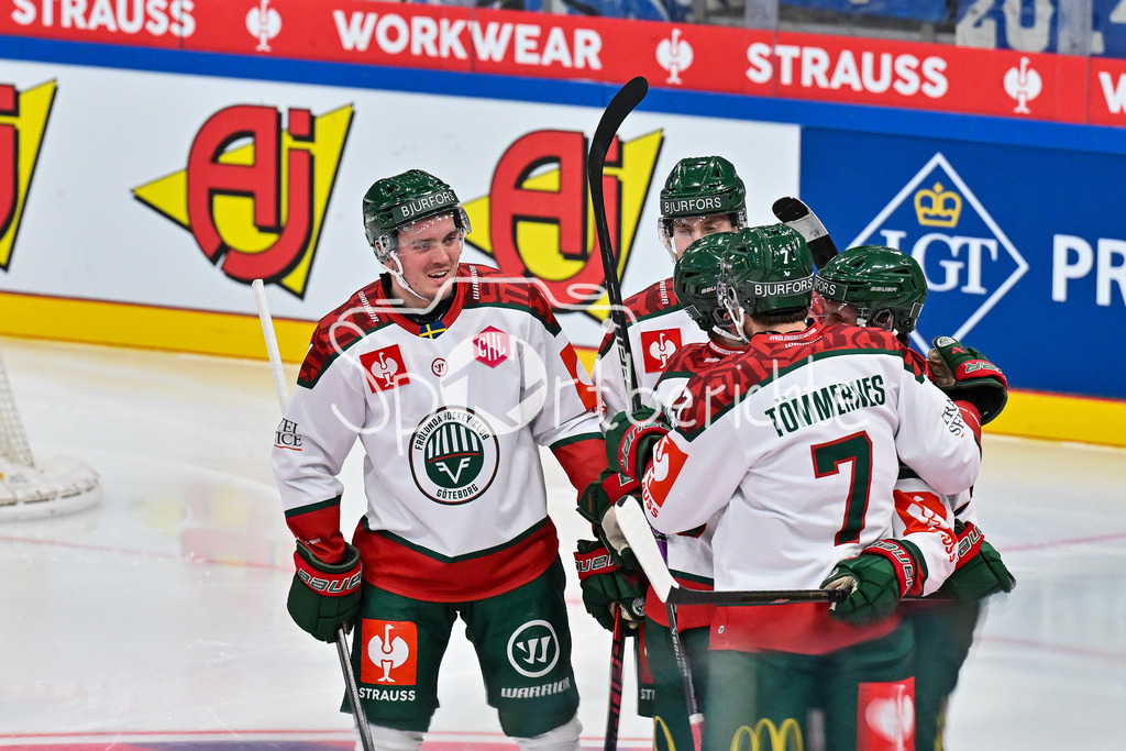 ERC Ingolstadt - Frölunda HC | INGOLSTADT, GERMANY - 02. DECEMBER: Jubel der Schweden nach dem Treffer zum 1-1 Ausgleich durch Jere INNALA (Frölund Gothenburg 21) / Tor / Torschuetze / Freude / Happy beim Match zwischen dem ERC Ingolstadt und Frölunda HC beim Hinspiel im Viertelfinale der Champions Hockey League in der Saturn Arena