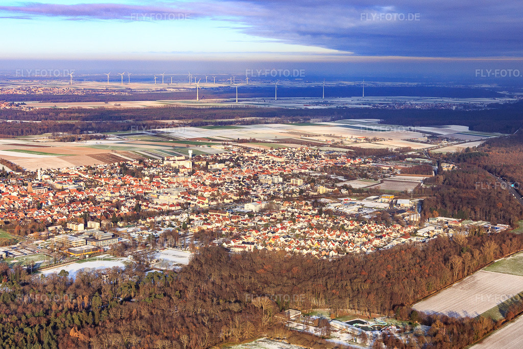 Luftbild: Gartenstadt im Winter bei Schnee in Kandel im Bundesland Rheinland-Pfalz in Deutschland. Foto: IMG_135672.jpg vom 16.12.2022 durch Werner Riehm/FLY-FOTO.de