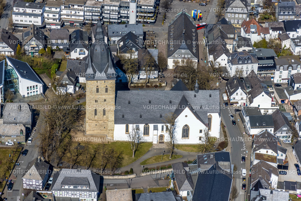 HB-Brilon220303150 | Luftbild, kath. Propsteikirche, Brilon, Sauerland, Nordrhein-Westfalen, Deutschland