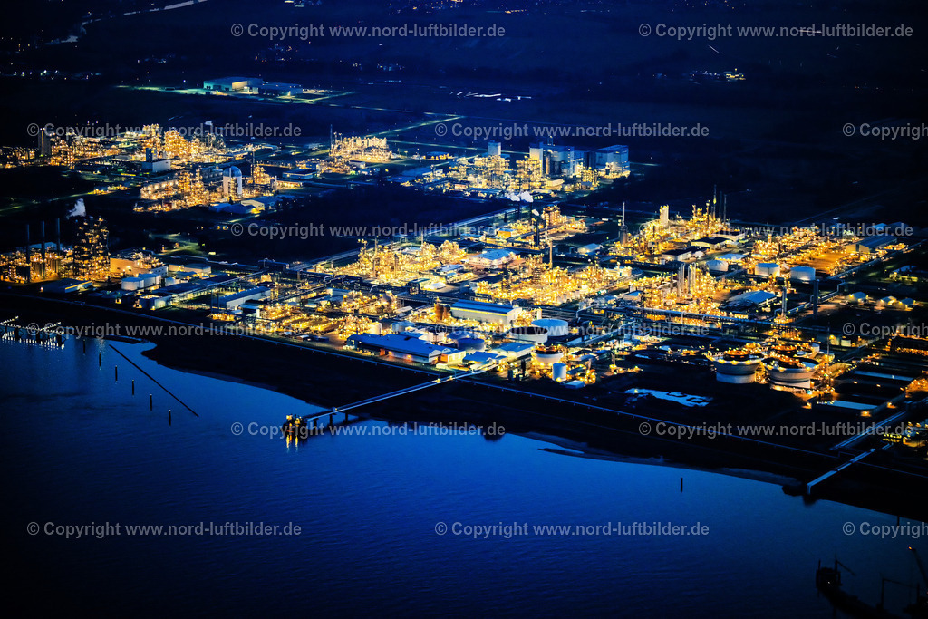 Stade_Bützfleth_Dow_Olin_Nachtaufnahme_ELS_5462060325a | STADE 06.03.2025 Nacht- Lichter und Beleuchtung Raffinerie- Anlagen und Leitungssysteme auf dem Werksgelände des Chemieproduzenten der Fa. Dow Chemie,Olin in Stade im Bundesland Niedersachsen, Deutschland. Weiterführende Informationen bei: Dow Deutschland Anlagengesellschaft mbH,  DuPont Deutschland Holding GmbH &amp; Co. KG,  European Energy Exchange AG,  ITECS Engineering GmbH. // Night lighting refinery equipment and management systems on the factory premises of the chemical manufacturers of Fa. Dow Chemical Olin in Stade in the state Lower Saxony, Germany. Further information at: Dow Deutschland Anlagengesellschaft mbH,  DuPont Deutschland Holding GmbH &amp; Co. KG,  European Energy Exchange AG,  ITECS Engineering GmbH. Foto: Martin Elsen
