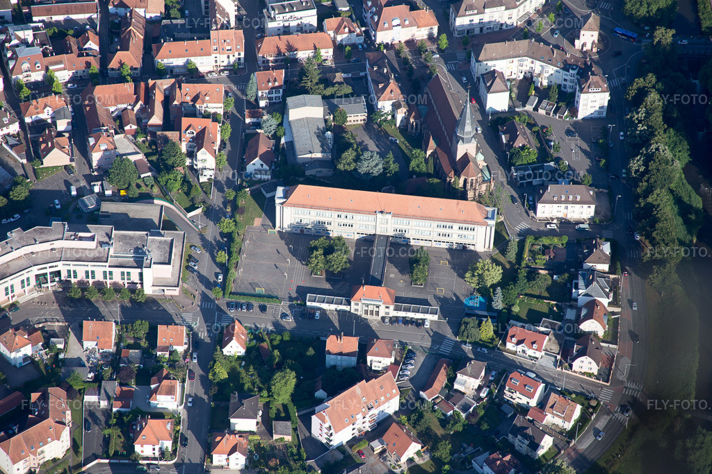 Aerial view: Ecole Saint Nicolas in Haguenau in Hagenau in the state Bas-Rhin, France. – Photo: IMG_082947.jpg taken on 06/26/2015 by Werner Riehm/FLY-FOTO.com – Resolution of the original: 5472 x 3648 px