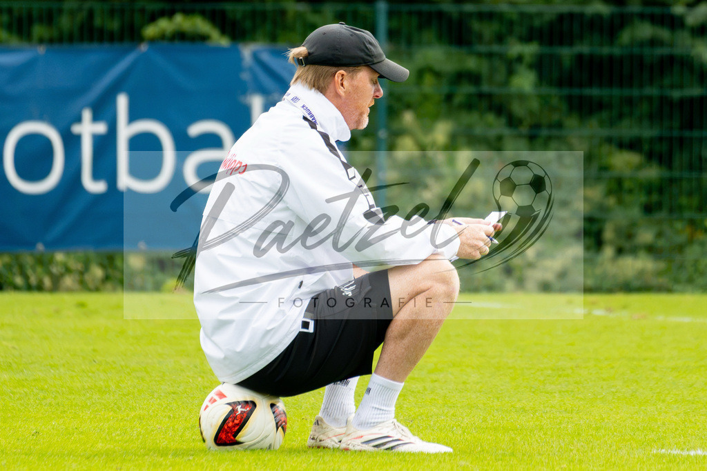 20260909_TRAOSN_0523 | Fußball, Herren: Trainer Timo Schultz (VfL Osnabrück) schaut beim Training des VfL Osnabrück am 09.09.2026 im Sportpark Illoshöhe in Osnabrück, Deutschland.(Foto von Nico Paetzel) - Realisiert mit Pictrs.com