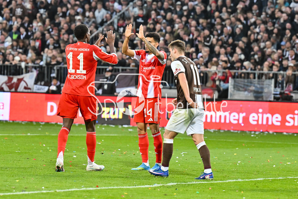 FC St. Pauli - FC Bayern München | ST. PAULI, DEUTSCHLAND - 11. APRIL: Jubel der Bayern nach dem Treffer zum 0-4 durch Nicolas JACKSON (FC Bayern Munich 11) / Tor / Torschuetze / Freude / Happy während dem Bundesligamatch zwischen dem FC St. Pauli und dem FC Bayern München am 29. Spieltag im Millerntor Stadion / DFL REGULATIONS PROHIBIT ANY USE OF PHOTOGRAPHS AS IMAGE SEQUENCES AND/OR QUASI-VIDEO