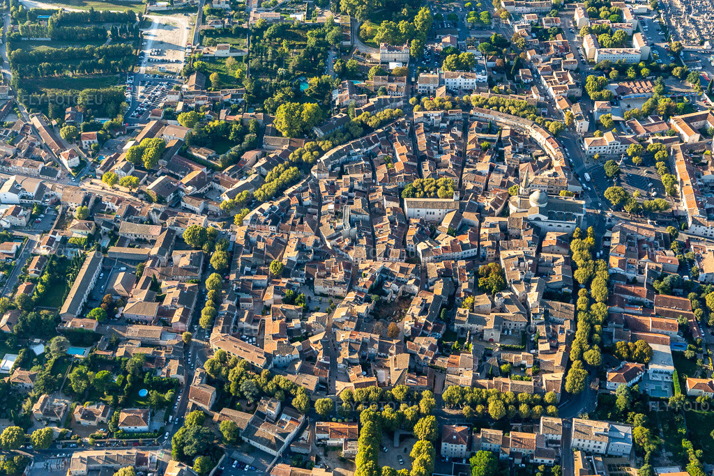 Vue aérienne: Vieille ville et centre-ville de Saint-Rémy-de-Provence à Saint-Rémy-de-Provence dans le département Bouches du Rhône, France. Photo: IMG_129628.jpg prise le 23/09/2021 par Werner Riehm/FLY-FOTO.euRésolution de l'original: 5472 x 3648 px