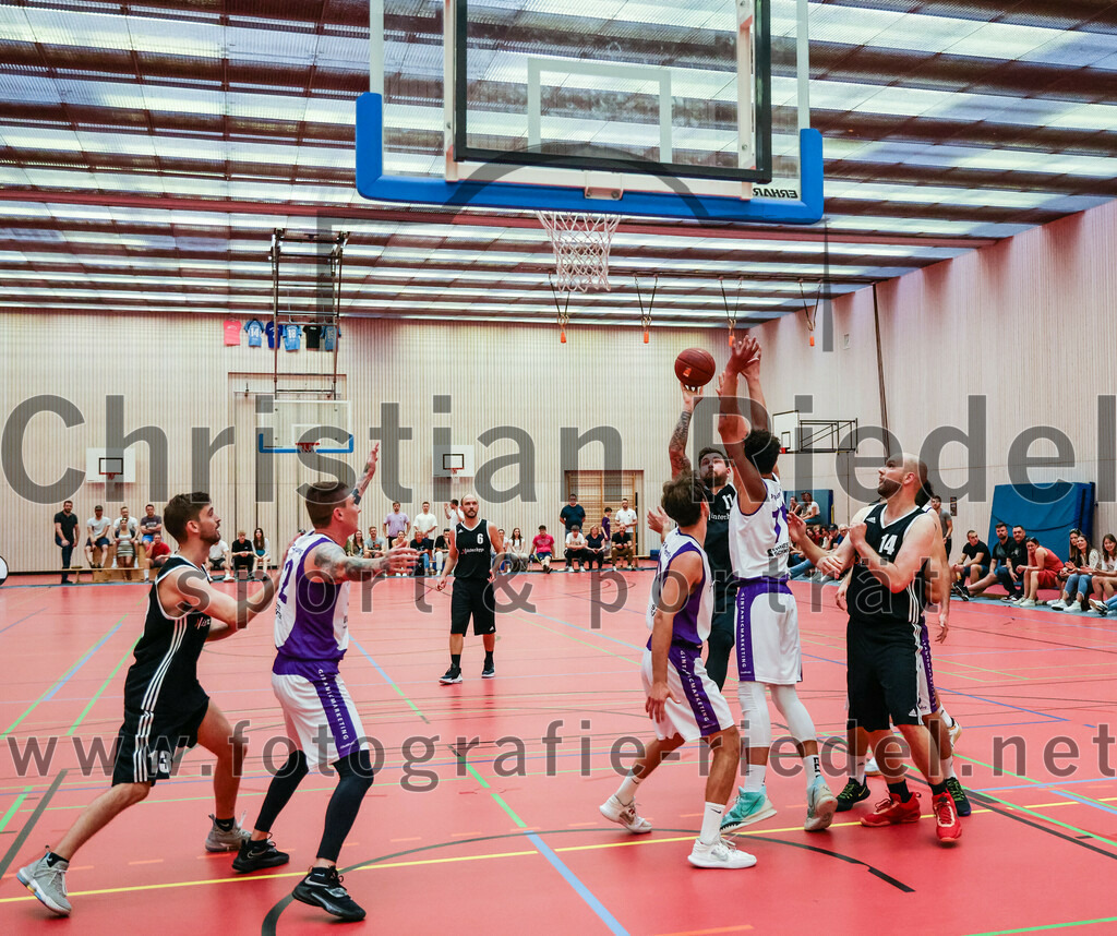 2022-05-15_119_SpVgg_Altenerding_gegen_TSV_Muenchen-Forstenried | Erding, Deutschland, 15.05.2022:
Basketball, Bezirksliga 2021 / 2022, Play-Offs, SpVgg Altenerding gegen TSV München-Forstenried, Endergebnis: 55:57

+f13+, Robert Csaki (SpVgg Altenerding, #22), Felix Schuster (TSV München-Forstenried, #14)

Foto: Christian Riedel / fotografie-riedel.net