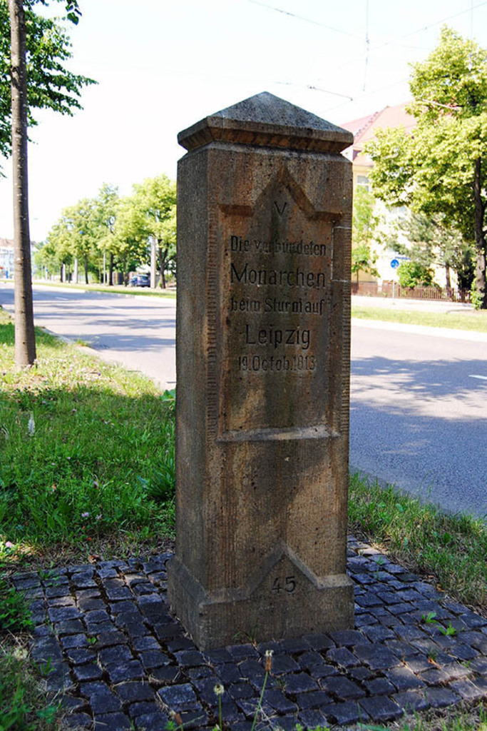 Apelsteine - Apelstein Nr. 45 (Prager Straße) | Entdecke über 20 Kategorien Leipzig-Motive: Foto-Downloads, hochwertige Poster, Leinwand- & Fine-Art-Prints. Jetzt Lieblingsfoto im Bildlexikon Leipzig Shop bestellen!