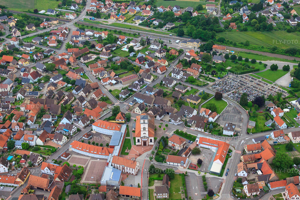 Luftbild: Dorfzentrum mit Paroisse Saint-Matthieu, Ecole Elémentaire Jacques Gachot und Ecole Maternelle in Drusenheim im Bundesland Bas-Rhin in Frankreich.Foto: IMG_28834.jpg vom 14.06.2010 durch Werner Riehm/FLY-FOTO.deAuflösung des Originals: 4752 x 3168 px