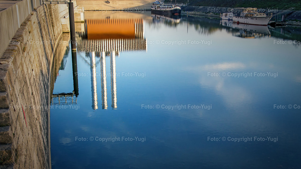 foto_yugi_0012 | Ansichten aus Würzburg sind Sehenswürdigkeiten die vom Herrn Ugur Yurdagül (foto-yugi) fotografiert und bearbeitet wurden.
Die Bilder wurden dem Komposition entsprechend bearbeitet und können als Print- oder Onlinemedien verwendet werden.