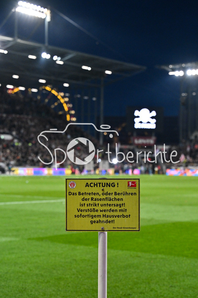 FC St. Pauli - FC Bayern München | ST. PAULI, DEUTSCHLAND - 11. APRIL: der Rasen ist gesperrt / Symbolbild nach dem Bundesligamatch zwischen dem FC St. Pauli und dem FC Bayern München am 29. Spieltag im Millerntor Stadion / DFL REGULATIONS PROHIBIT ANY USE OF PHOTOGRAPHS AS IMAGE SEQUENCES AND/OR QUASI-VIDEO