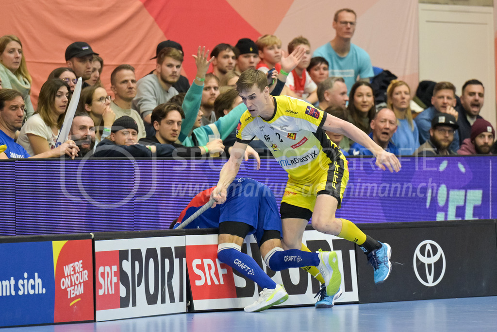 Zug United vs HC Rychenberg - 22. February 2025 | Zug United vs HC RychenbergSporthalle Wankdorf, BernNicola Bischofberger (#2 HC Rychenberg Winterthur) schickt Albin Sjögren (#22 Zug United) über die Bande und kassiert die einzige Zweiminutenstrafe des Spiels.Bild: Sportfotografie Markus Aeschimann | www.markus-aeschimann.ch - Realisiert mit Pictrs.com