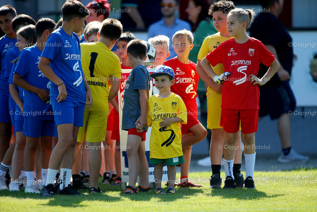 A_LUI_140625_00002 | SPORT FUSSBALL LL.OST 14.06.2025 ASKOE OEDT 1B -METALLBAU BLAUENSTEINER NAARN IM BILD : EINLAUFKINDER (OEDT1B) FOTO:FOTOLUI