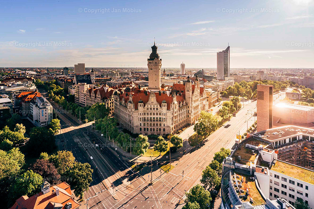 Leipzig von oben | Die Leipzig Skyline von oben ist ein echtes Highlight für Fotofans, Städtereisende und alle, die Leipzigs Kontraste zwischen Historie und Moderne schätzen – von City-Hochhäusern über Uni-Riese bis Völkerschlachtdenkmal und jede Menge Grün drumherum. - Realisiert mit Pictrs.com