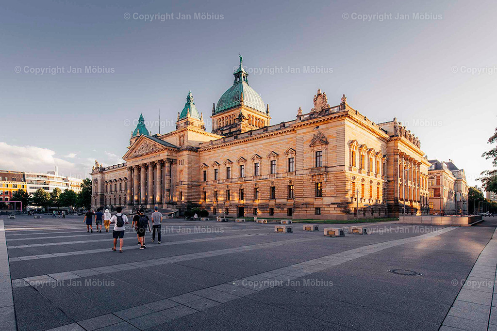 Bundesverwaltungsgericht | Das heutige Bundesverwaltungsgericht in Leipzig blickt auf eine bewegte Geschichte zurück: Ursprünglich als Reichsgericht errichtet, diente das beeindruckende Gebäude später als Bildermuseum. Heute ist es Sitz des höchsten deutschen Gerichts für öffentliches Recht. Die Verbindung aus historischer Architektur, kulturellem Erbe und rechtlicher Bedeutung macht diesen Ort einzigartig – für Besucher, Interessierte und Bildkäufer gleichermaßen. - Realisiert mit Pictrs.com