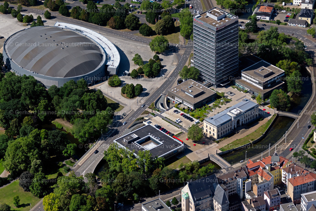 4035502 | BRAUNSCHWEIG 31.07.2020 Veranstaltungs- und Musik- Konzert-Gelände der Arena " Volkswagen Halle Braunschweig " am Europaplatz in Braunschweig im Bundesland Niedersachsen, Deutschland. Weiterführende Informationen bei: Stadthalle Braunschweig Betriebsgesellschaft mbH. // Event and music-concert grounds of the Arena " Volkswagen Halle Braunschweig " on Europaplatz in Brunswick in the state Lower Saxony, Germany. Further information at: Stadthalle Braunschweig Betriebsgesellschaft mbH. Foto: Gerhard Launer