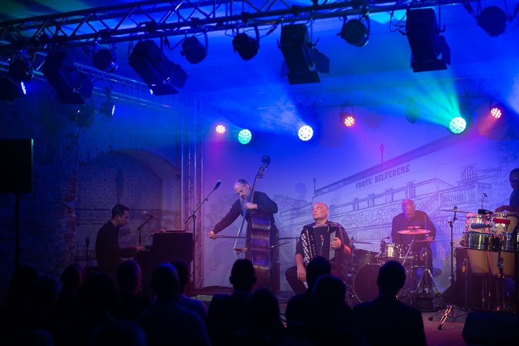 Tango meets Cuba | Tango meets Cuba mit den Klazz Brothers & Cuba Percussion im Forte Belvedere Leisnig zum Festival Hallo Leisnig 2022. - Realisiert mit Pictrs.com