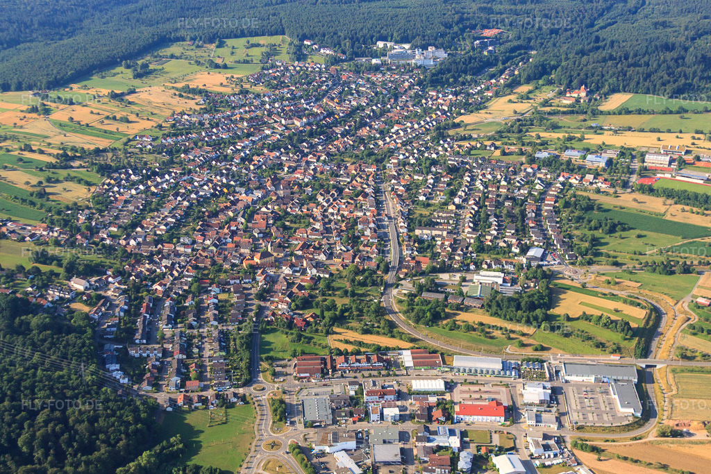 Luftbild: Ortsansicht aus Norden im Ortsteil Langensteinbach in Karlsbad im Bundesland Baden-Württemberg in Deutschland. Foto: IMG_69878.jpg vom 06.07.2014 durch Werner Riehm/FLY-FOTO.deAuflösung des Originals: 4490 x 2993 px